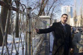 Vitali Klitschko examines fence