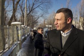Vitali Klitschko examines fence