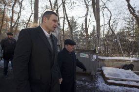 Vitali Klitschko examines fence