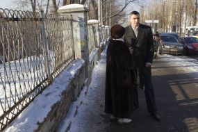 Vitali Klitschko examines fence