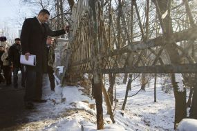 Vitali Klitschko examines fence