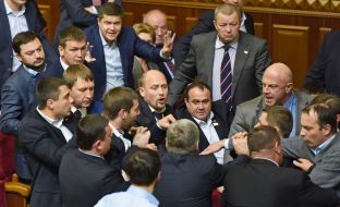 Потасовка между депутатами во время заседания Верховной рады