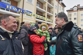 Петр Порошенко с семьями военных