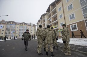 Военнослужащие возле новостройки