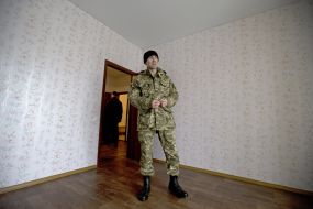 Военнослужащий в квартире