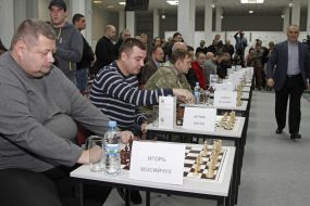 Garry Kasparov held a session of the game of chess