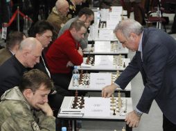 Garry Kasparov held a session of the game of chess