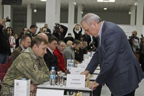 Garry Kasparov held a session of the game of chess
