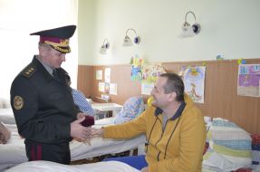 Victor Muzhenko talks to soldiers in the hospital