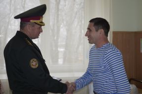 Victor Muzhenko talks to soldiers in the hospital
