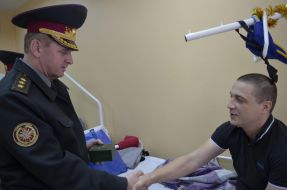 Victor Muzhenko talks to soldiers in the hospital