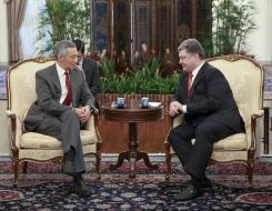 Petr Poroshenko and Lee Hsien Long