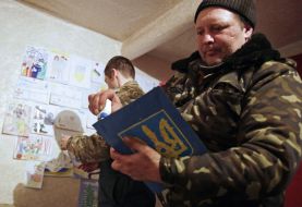 Ukrainian soldiers hang children's drawings