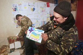 Ukrainian soldiers hang children's drawings