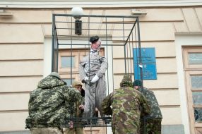 Scarecrow of Aleksandr Sin behind bars