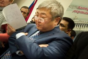 Олександр Сін читає заяву про відставку