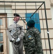 Опудало Олександра Сіна за гратами