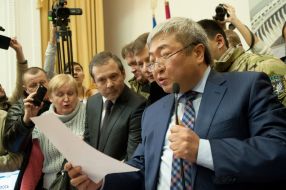 Олександр Сін читає заяву про відставку