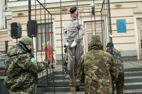 Опудало Олександра Сіна за гратами