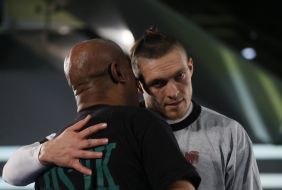 Олександр Усик та Джеймс Алі Башир