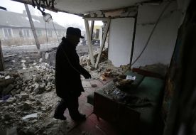 Чоловік у зруйнованому будинку