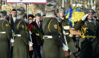 Возложение цветов к мемориальному кургану "Героям Чернобыля"