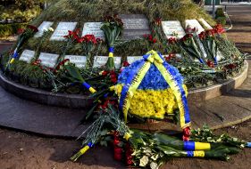Цветы возле мемориального кургана "Героям Чернобыля"