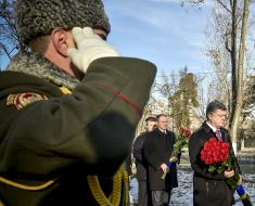 Возложение цветов к мемориальному кургану "Героям Чернобыля"
