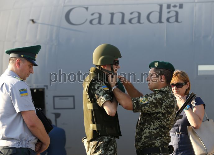 Photo Soldier demonstrates helmet - UNIAN