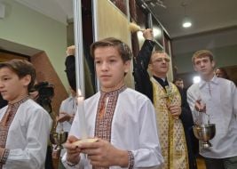 Священнослужитель освящает помещение детского дома