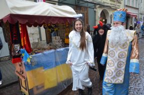 Мужчина в костюме Святого Николая