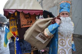 Мужчина в костюме Святого Николая