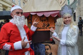 Актеры в костюмах Деда Мороза и Снегурочки