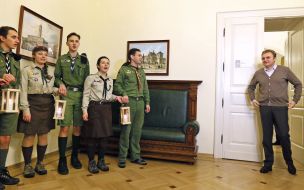 Scouts keep the lamps with the Bethlehem Peace fire