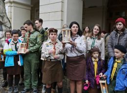 Scouts keep the lamps with the Bethlehem Peace fire