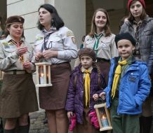 Scouts keep the lamps with the Bethlehem Peace fire