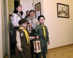 Scouts keep the lamps with the Bethlehem Peace fire