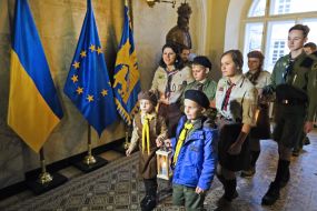 Scouts keep the lamps with the Bethlehem Peace fire
