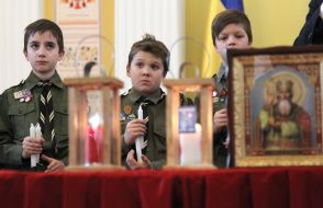 Пластуны передают Вифлеемский огонь