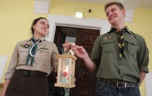 Пластуны передают Вифлеемский огонь