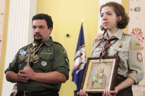 Пластуны передают Вифлеемский огонь