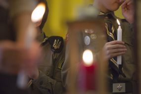 Пластуны передают Вифлеемский огонь