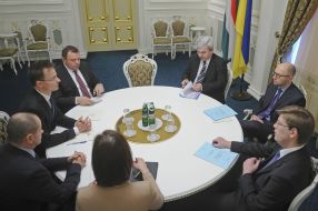 Arseniy Yatsenyuk and Peter Siarto