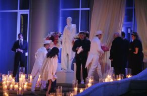 Гости идут на свадьбу