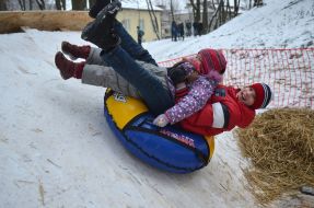 Діти катаються на санках