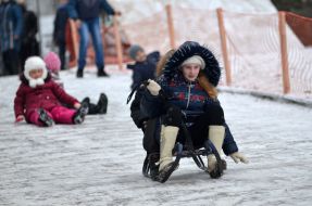 Діти катаються на санках