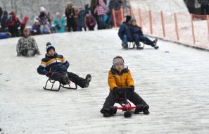 Діти катаються на санках
