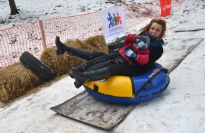 Діти катаються на санках