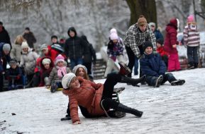 Діти катаються на санках