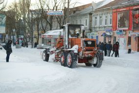 Трактор чистит дорогу от снега